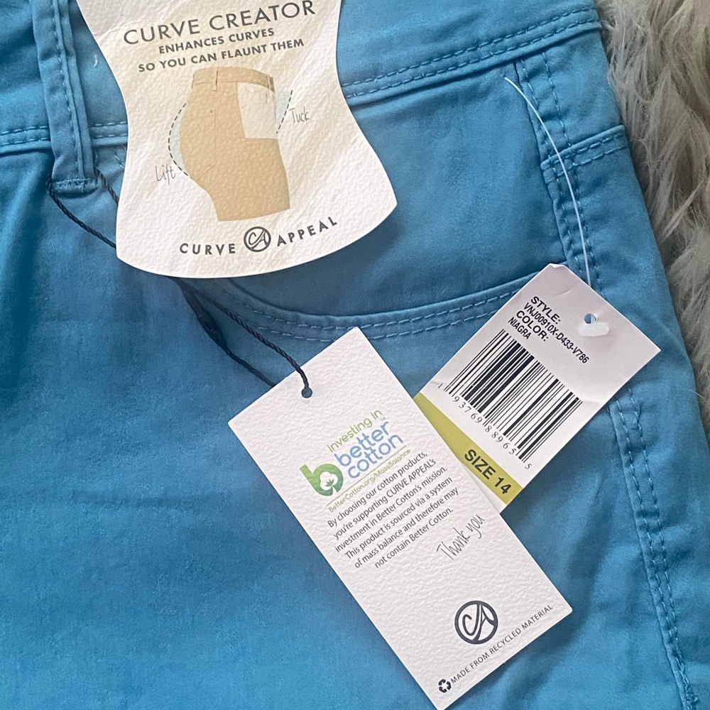 CURVE NWT WOMENS SHORTS SIZE 14